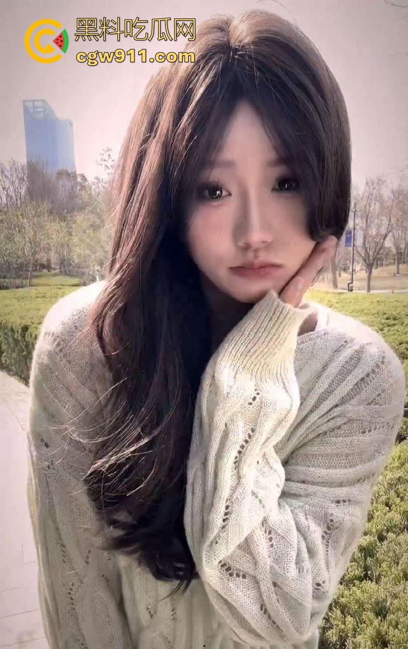 重庆大学高颜值校园女神【卢晓楠】性爱视频曝光，露脸口交一脸淫靡，户外刺激口交，黑丝美腿无套爆操爽翻天！-2