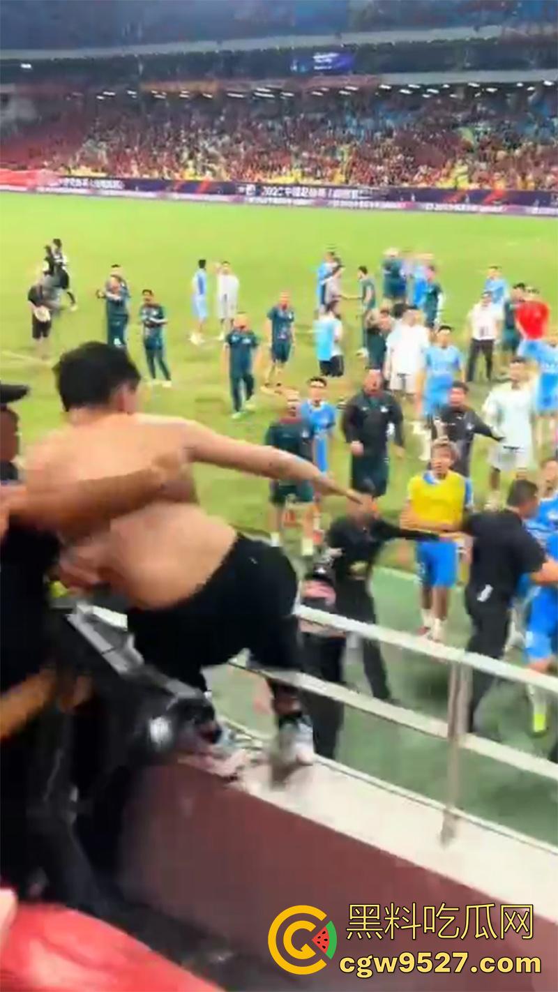 四川成都足协杯半决赛，蓉城vs河南，看台球迷发生大规模冲突，多人互殴有球迷跳入场内被带走！-6