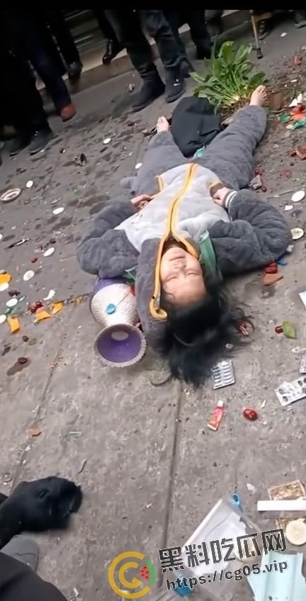 四川内江东兴老街里凤窝街 两口子吵架女方跳楼 现场监控画面流出 人直接不能动了-5