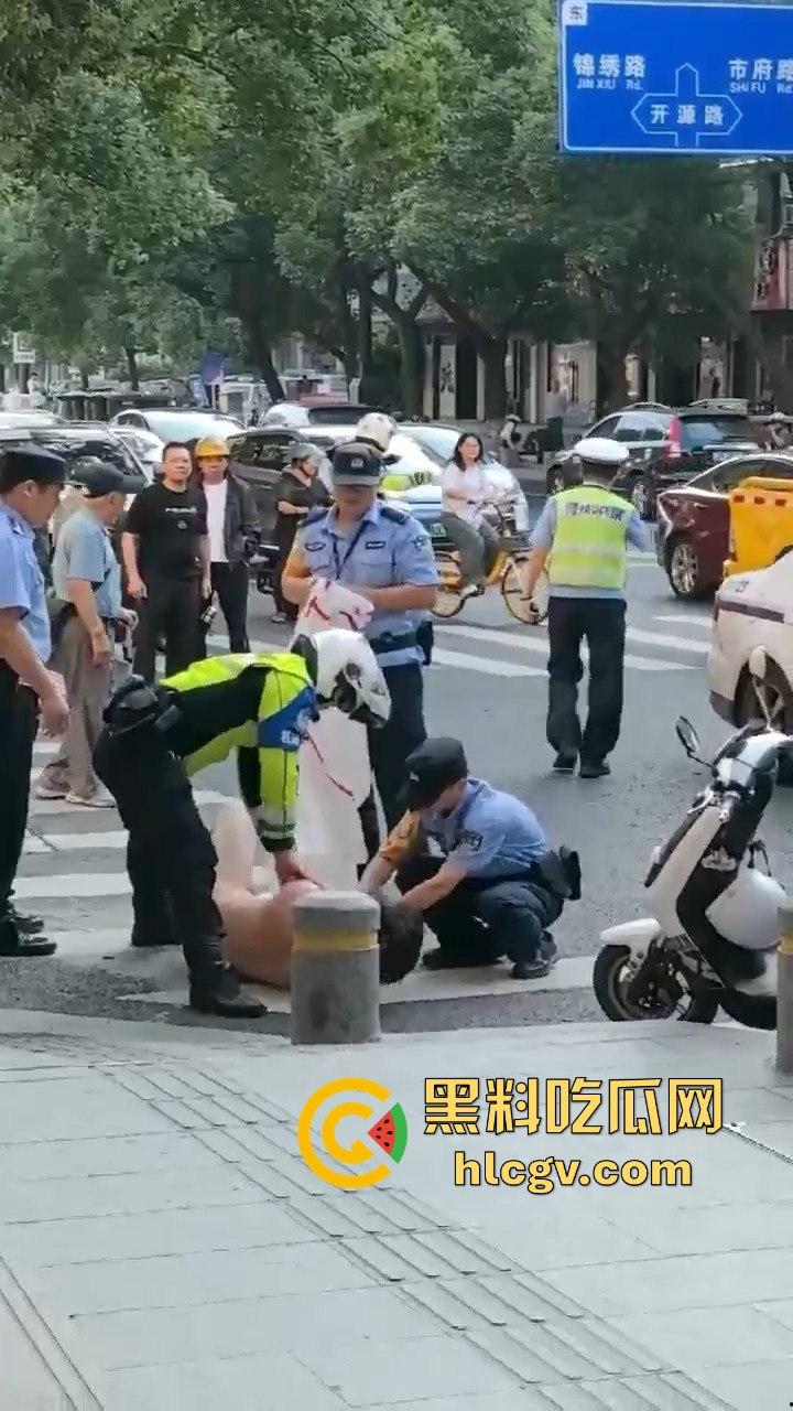 瓜友爆料大早上惊现裸奔疯子！当街骚扰女性，帽子叔叔出马才把他制服！-5