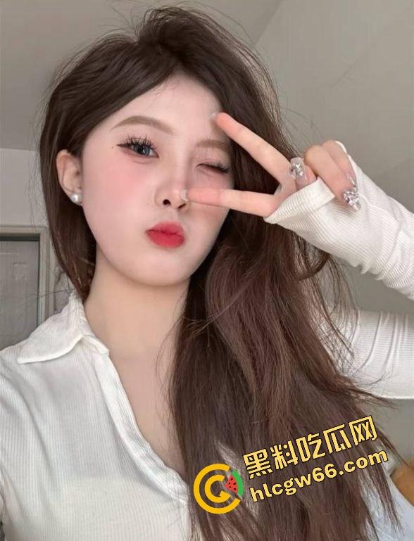 女友闺蜜【赵汝】开档丝袜被中出,御姐脸傻白甜性格,深情舔屌主动骑坐,小穴松垮得像被操穿!-1