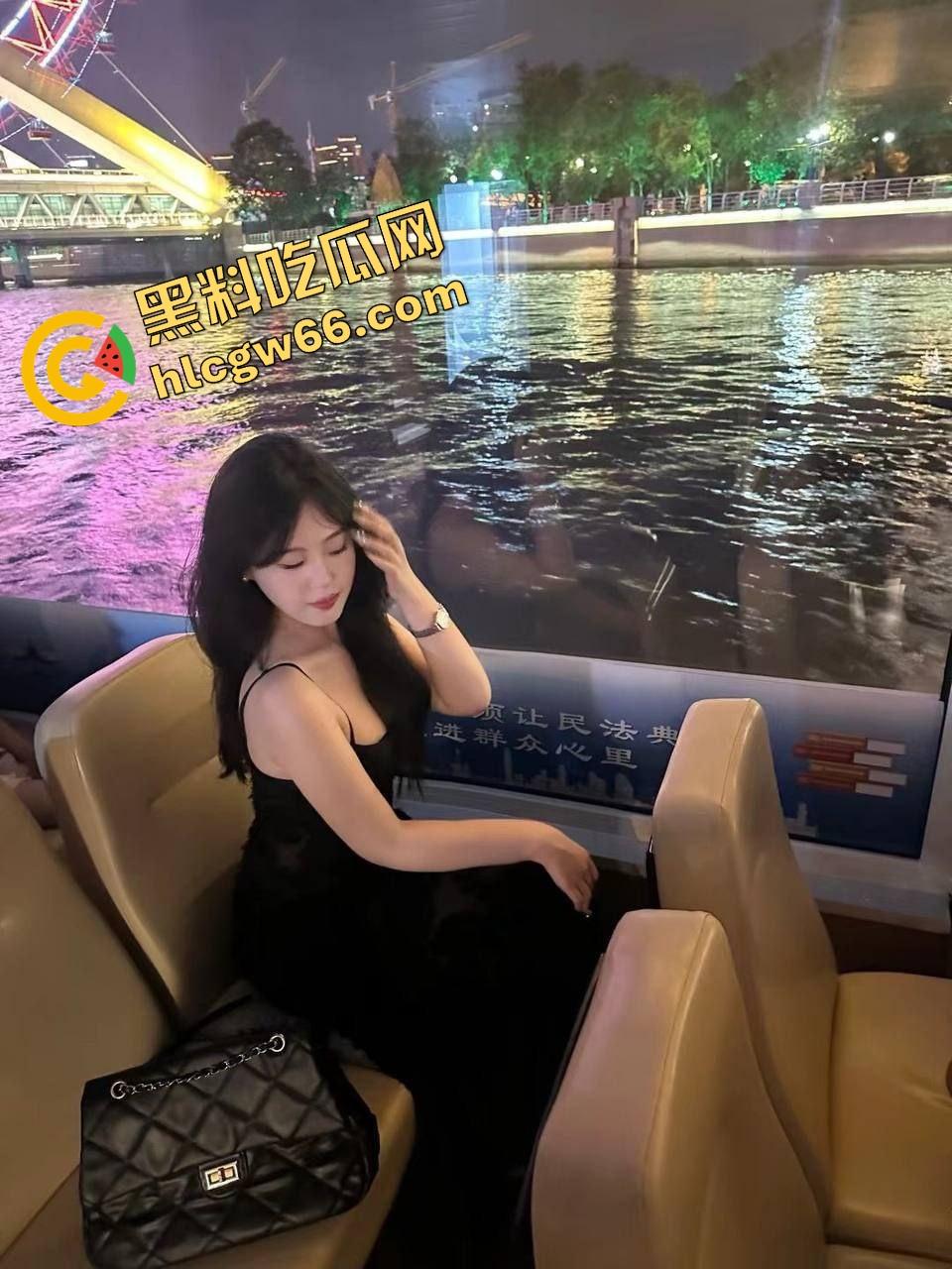 女友闺蜜【赵汝】开档丝袜被中出,御姐脸傻白甜性格,深情舔屌主动骑坐,小穴松垮得像被操穿!-3