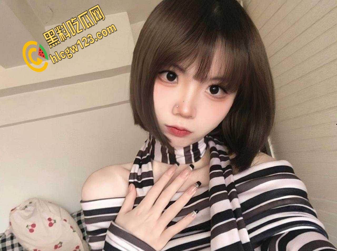 赣州师范科技学院【杨嘉婧】，青春期的身体就是躁动，粉逼都肿了嘴上还喊着我要！-1