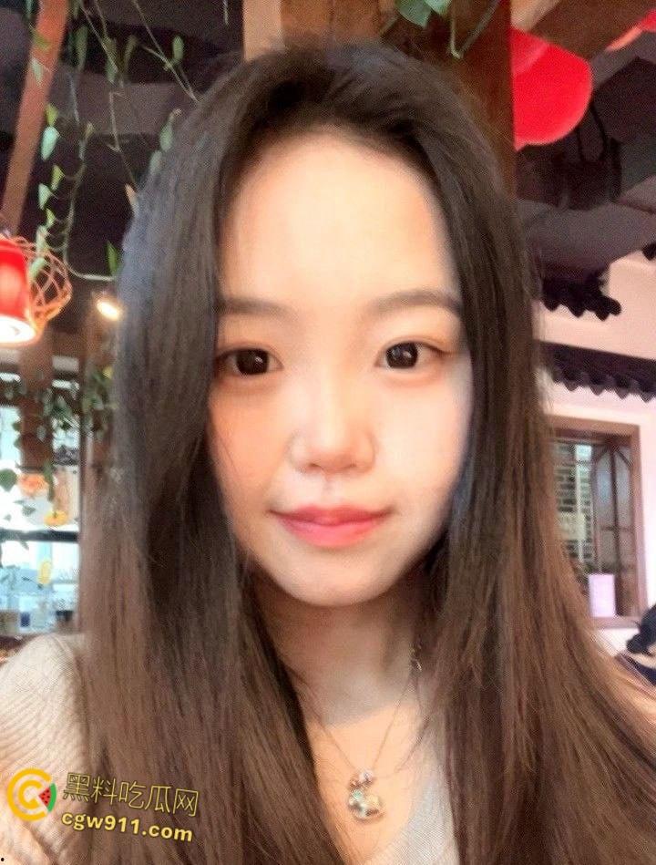 甘肃反差眼镜妹【于雪】，超前消费欠下高额裸贷失联，被债主曝光全裸视频，太过投入给自己整高潮了！-1