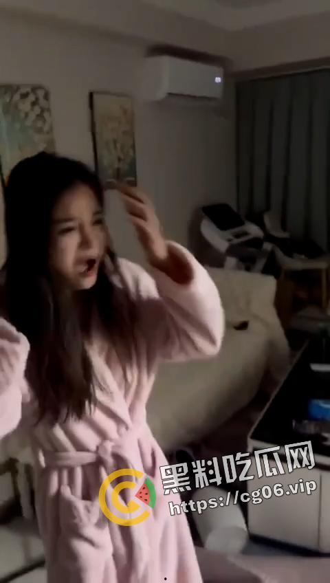 小白脸捉奸卖淫给自己钱花的女朋友 还报警把人抓了再朋友圈曝光   吃完饭把锅砸了 有原则 但不多-8