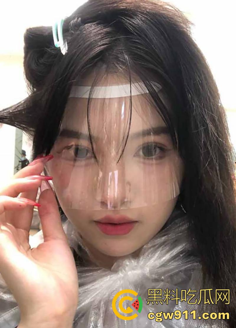 曝光重庆骚逼服务员，洪崖洞海底捞领班【曲晓雯】，高颜值嫩妹无套爆操欲仙欲死，怕是爽得要起飞哦！-1