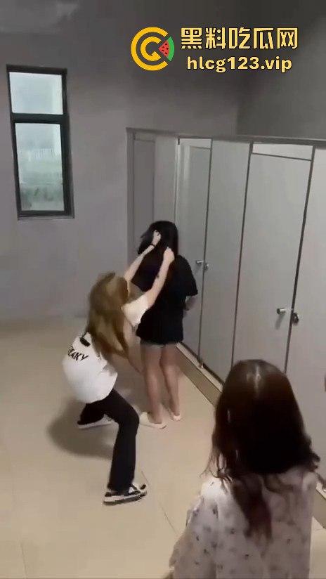 校园霸凌升级！精神小妹厕所暴打，血溅满地，衣服全给扒光，精神小伙拍得乐开花！-4