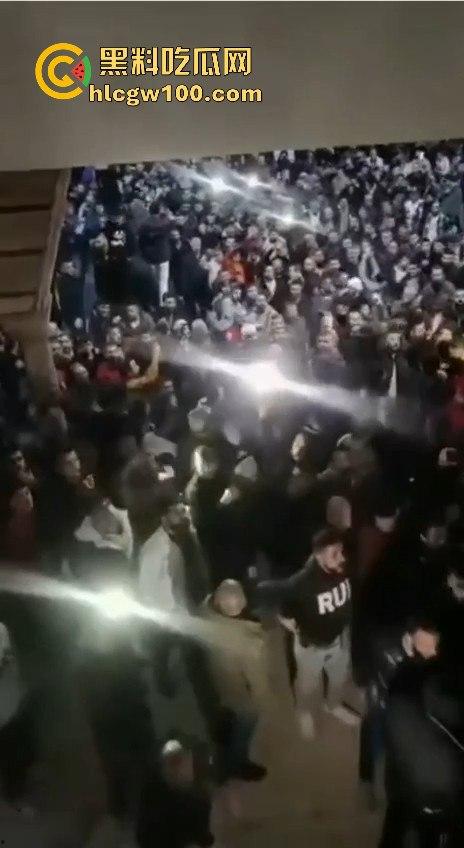 叙利亚反叛军武力镇压民众，现场暴力血腥天尸横遍野堪称世界末日。-2