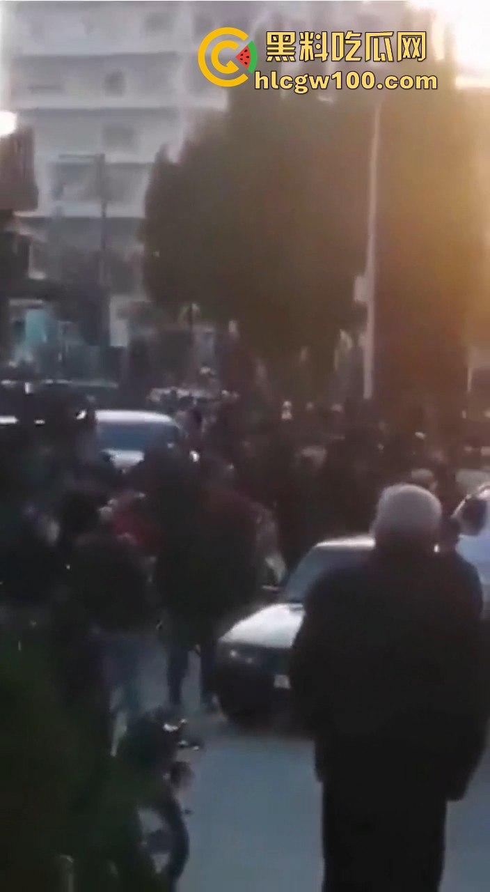 叙利亚反叛军武力镇压民众，现场暴力血腥天尸横遍野堪称世界末日。-7