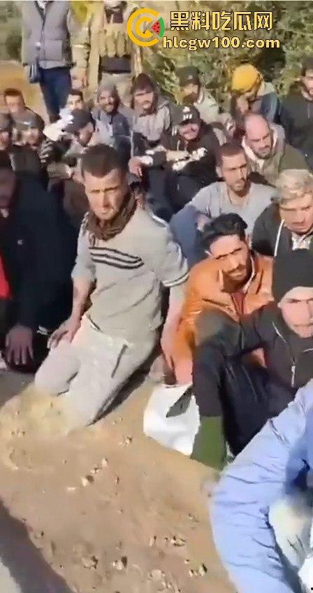 叙利亚反叛军武力镇压民众，现场暴力血腥天尸横遍野堪称世界末日。-13