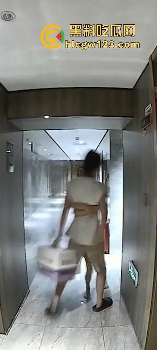 你不帅你永远不知道女生有多主动！监控录像抓拍集美饥渴难耐化身女色狼 竟没穿衣服在走廊追男人 羡慕哭了！-7