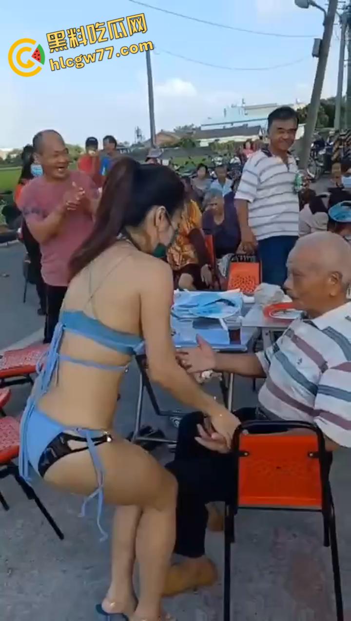 淫乱促销炸裂现场，骚女坐怀磨胸勾老头，道德沦丧爽到喷血！-1