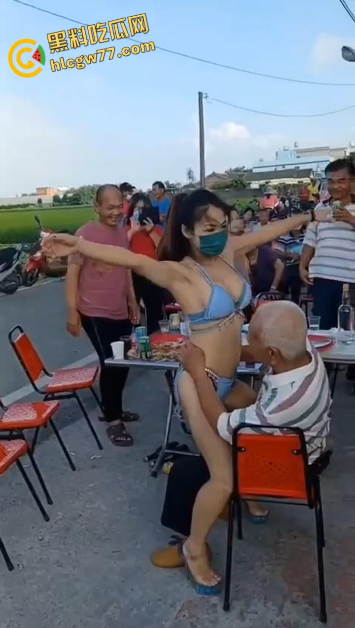 淫乱促销炸裂现场，骚女坐怀磨胸勾老头，道德沦丧爽到喷血！-2