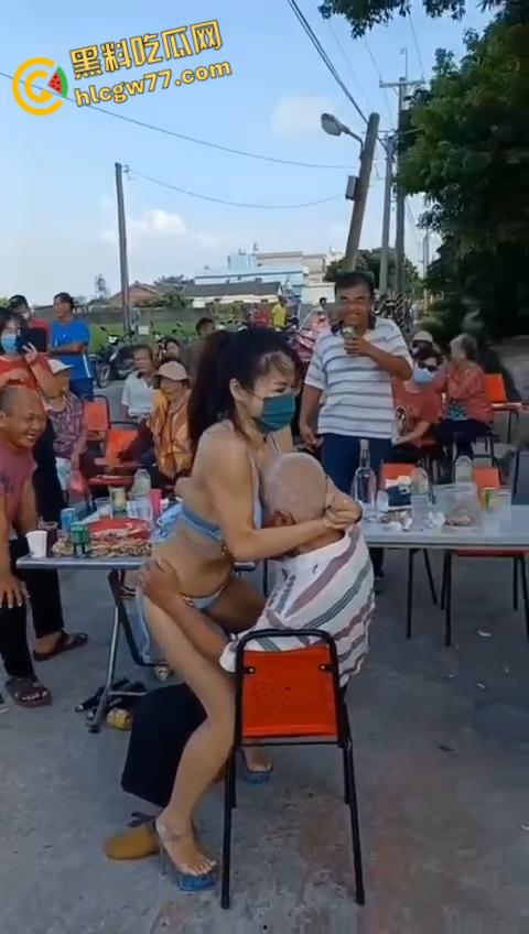 淫乱促销炸裂现场，骚女坐怀磨胸勾老头，道德沦丧爽到喷血！-3