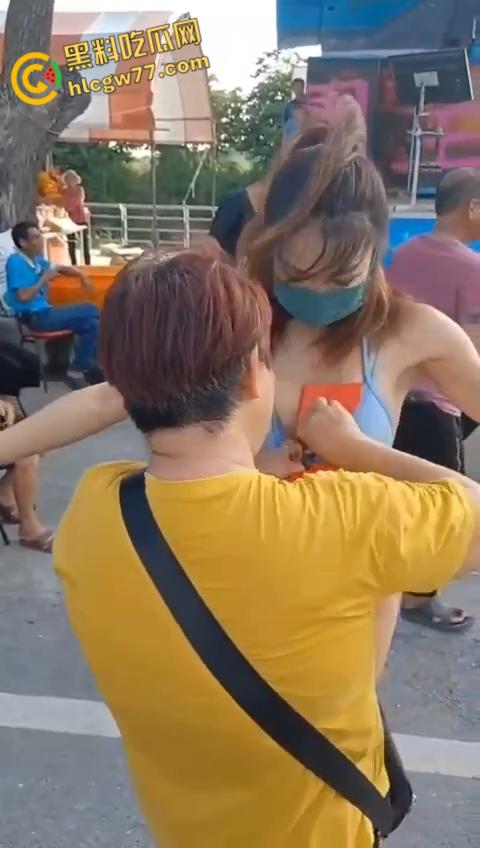 淫乱促销炸裂现场，骚女坐怀磨胸勾老头，道德沦丧爽到喷血！-7