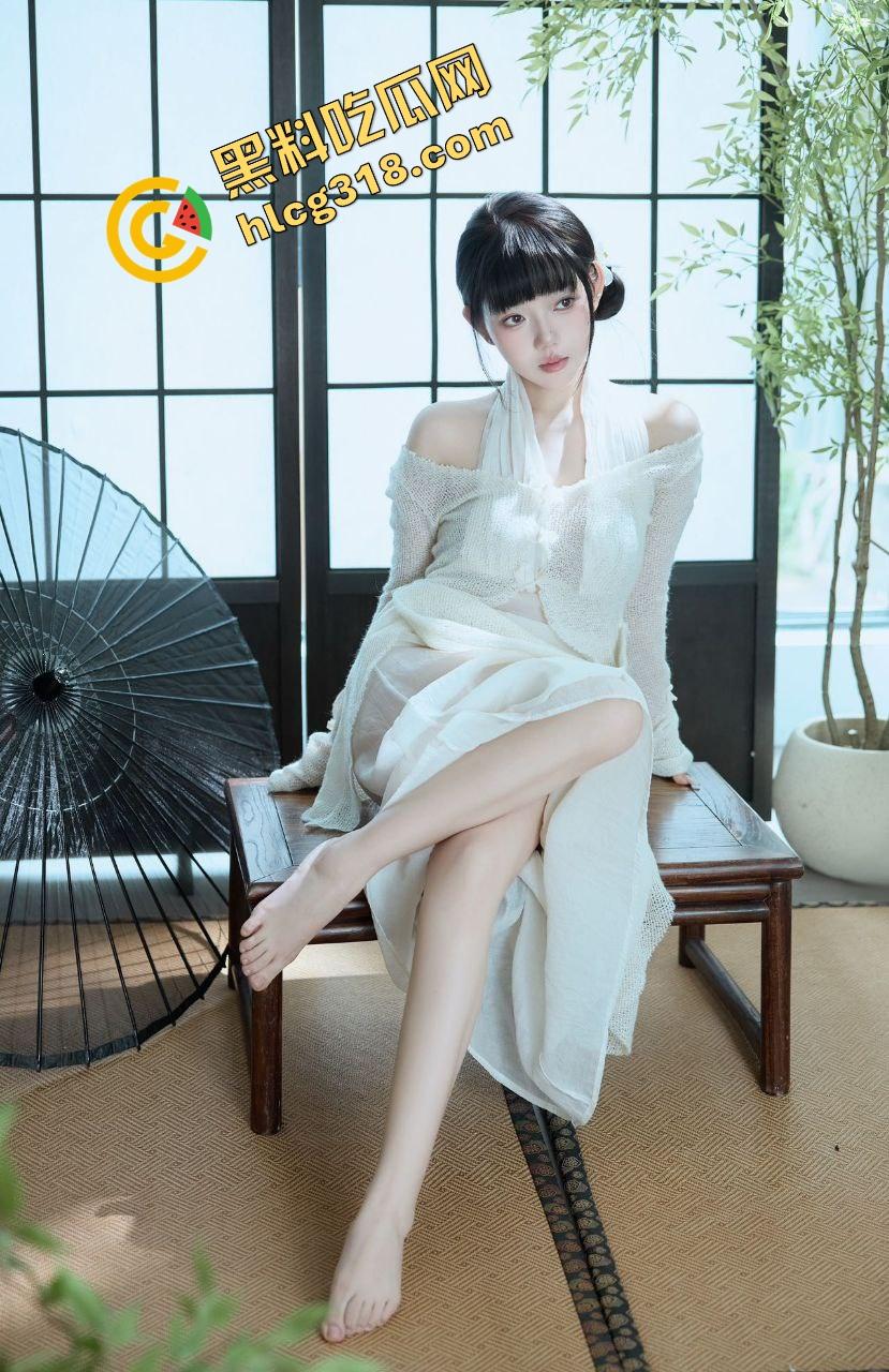 南昌服装店老板娘『孙璐』蜜桃臀母狗桌上被调教，贱样子全出来了，好屁股必须后入爆操才带劲！-1