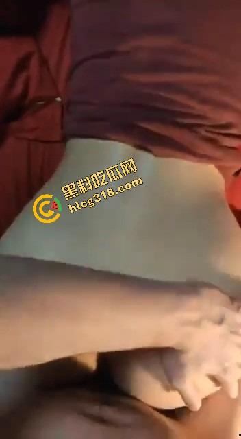 南昌服装店老板娘『孙璐』蜜桃臀母狗桌上被调教，贱样子全出来了，好屁股必须后入爆操才带劲！-16