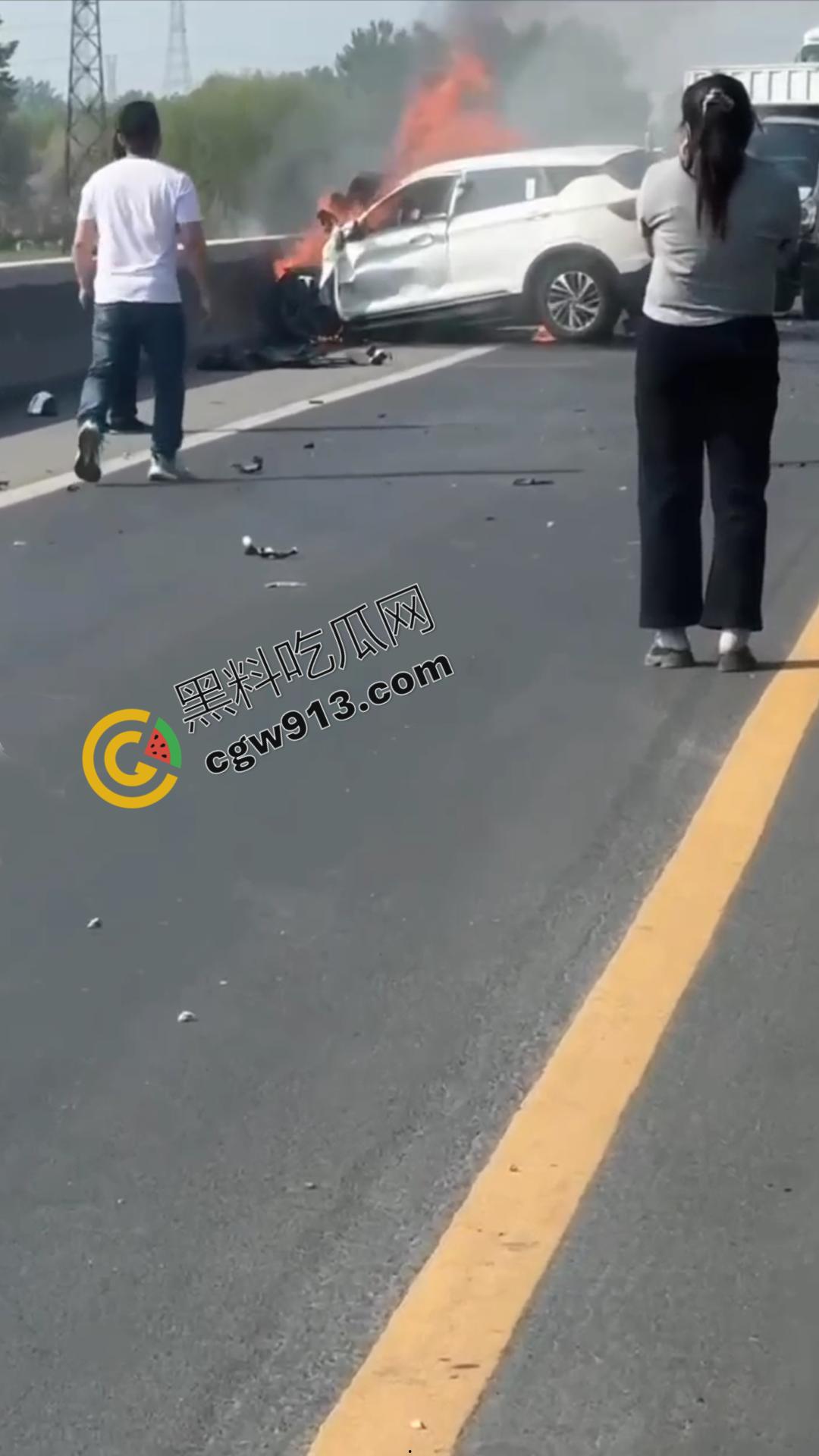 河北保定高碑店惨烈车祸现场！年仅19岁情侣命丧火海，行车安全亟待重视-9