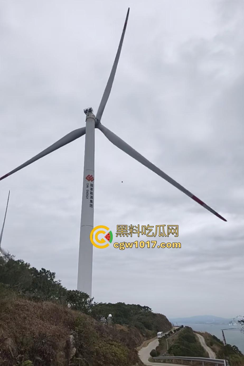 11月9日江西九江鄱阳湖服务区，吉电风扇叶突然断裂，玻璃纤维漫天飞舞，居民吸入有炸肺的风险，这都没人管？-6