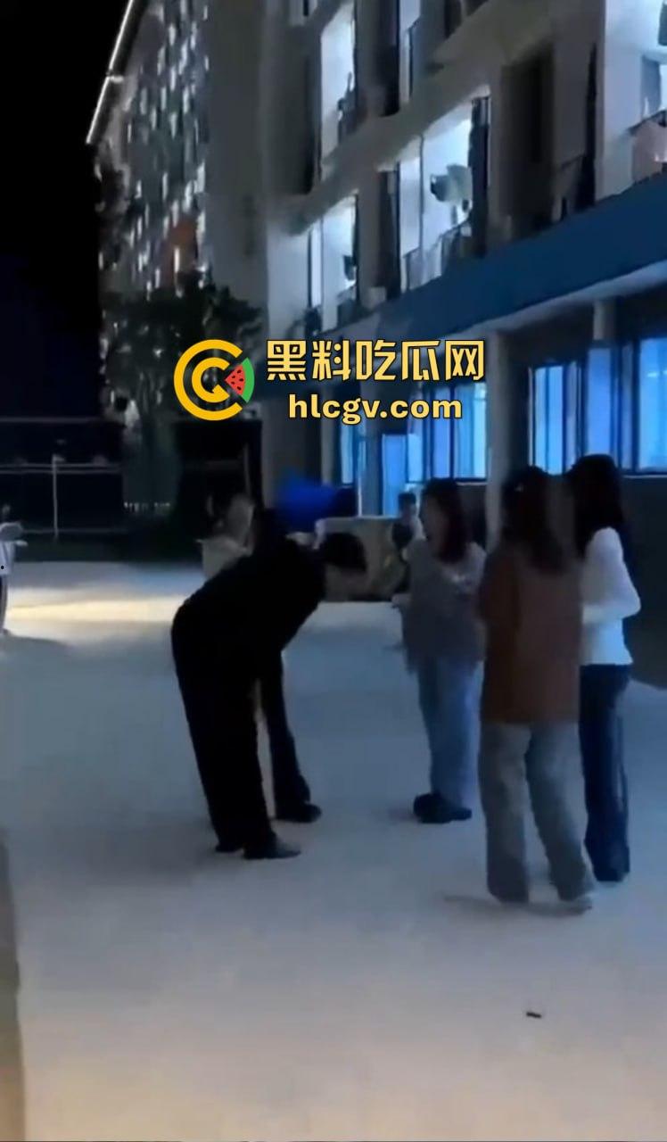 福建师大时间管理大师翻车现场！四个女友堵宿舍楼下排队算账，男生跪地求饶吓成孙子！-5