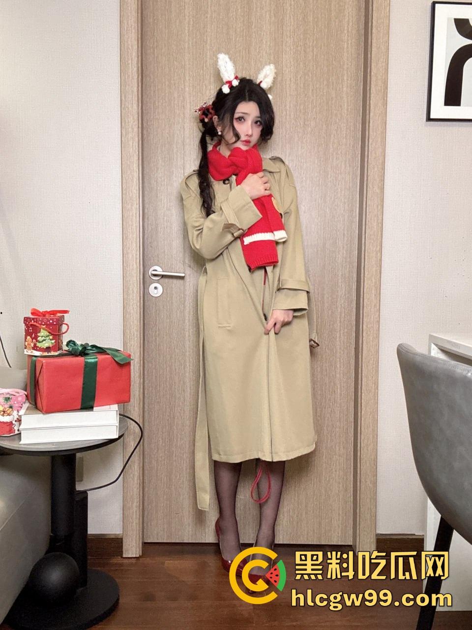 新年尤物福利【凉凉子】饱满巨乳黑丝长腿翘臀，扮成小骚货，极品身材榨干你的精液，光看都能撸三次！-7