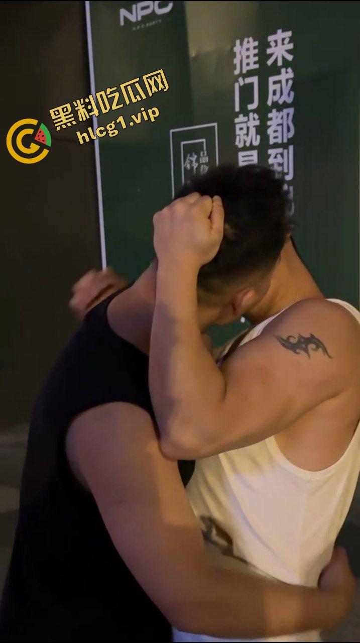成都同性恋 疯癫男同！偷吃玩弄对方对象 打架后又亲嘴 逆天操作！-10