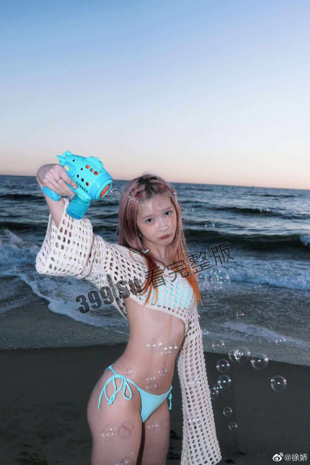 长江七号童星徐娇晒泳装，回应质疑：我很喜欢我的身体，大大方方的展示给大家看  瓜友们觉得这身材怎么样-1