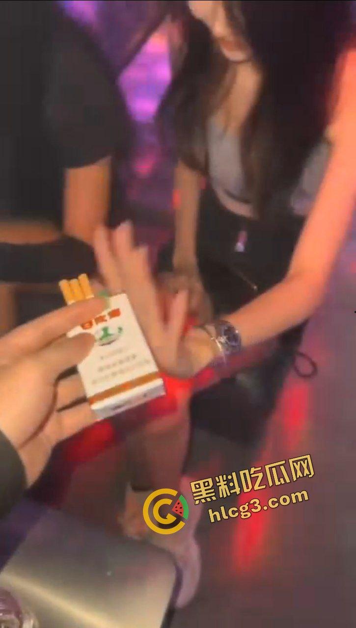 真实夜场夜店生活！酒吧KTV鸡小姐工作日常 淫乱现场大合集即刻呈现！-4