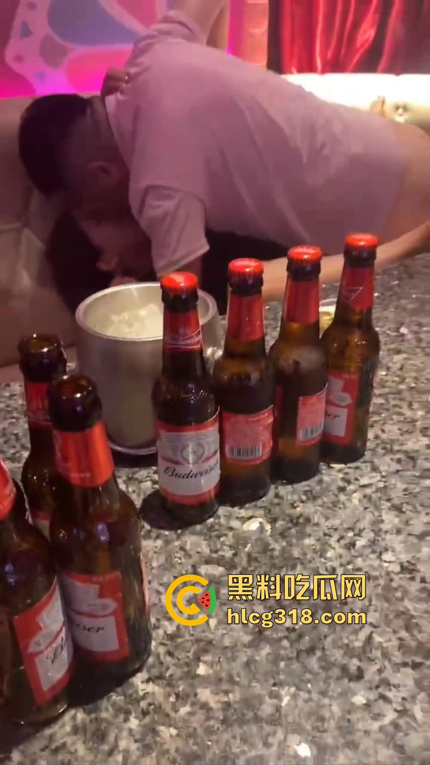 KTV里都开始轮流干嫂子，兄弟喊麦伴奏，兄弟老婆众人炮架都能当众干，喝酒唱歌举杯助兴！-4