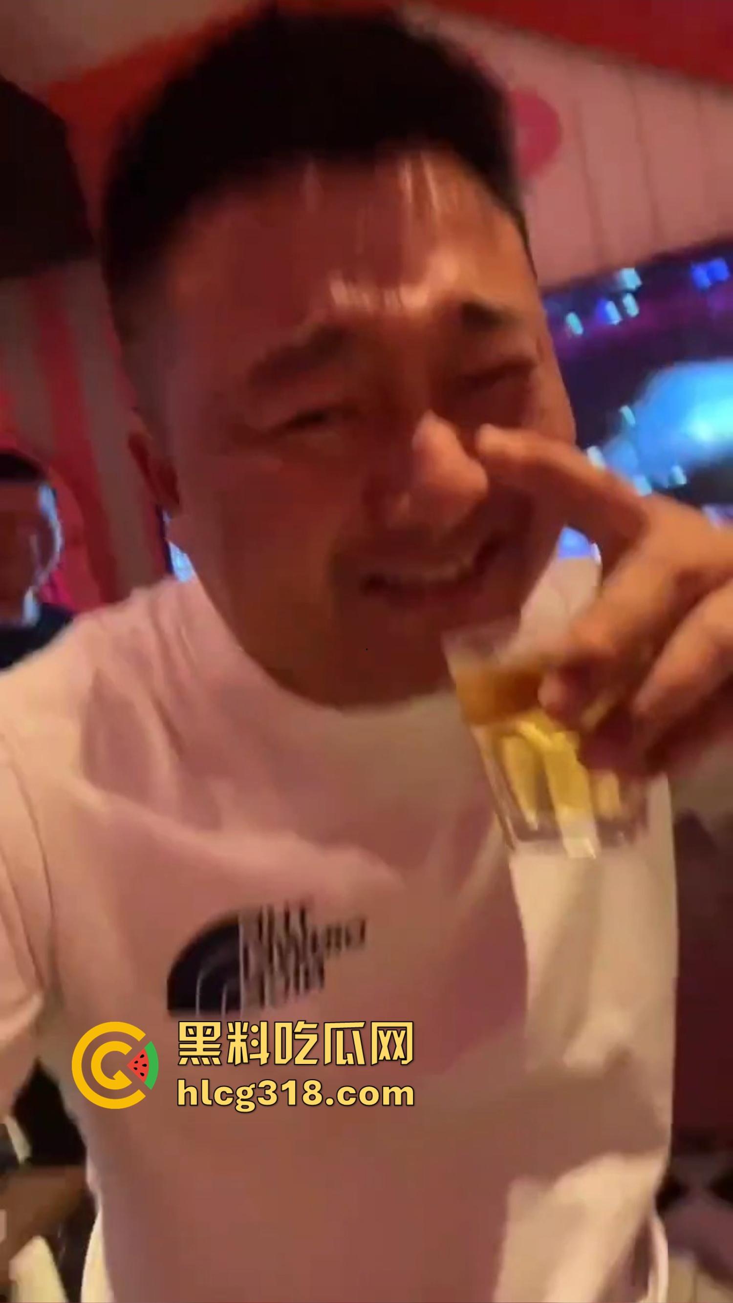 KTV里都开始轮流干嫂子，兄弟喊麦伴奏，兄弟老婆众人炮架都能当众干，喝酒唱歌举杯助兴！-6