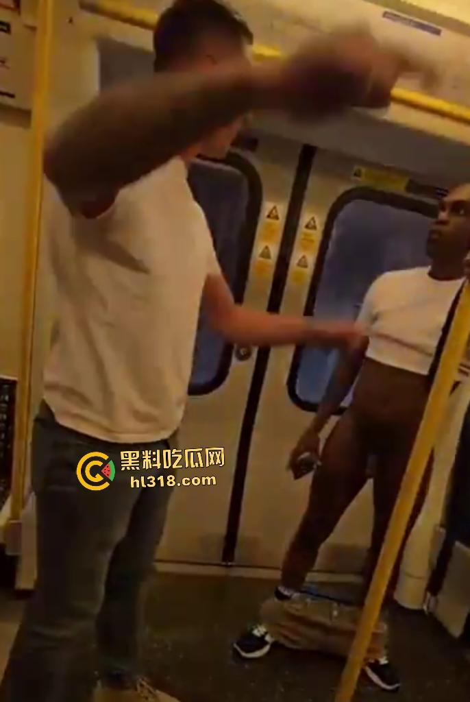 伦敦地铁黑人直接脱裤子露屌，站着玩手机还偶尔甩来甩去，白人看不惯直接叫周围人一起暴揍！-4