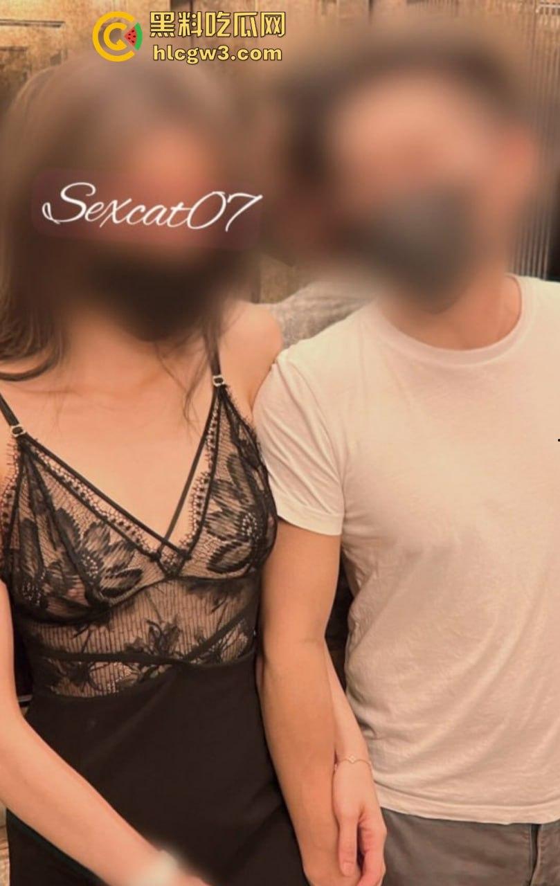 究极绿帽性感骚妻『性感的猫』福利私拍流出，健身室6P大混战，单男无套猛操内射老公紧跟续上！-6