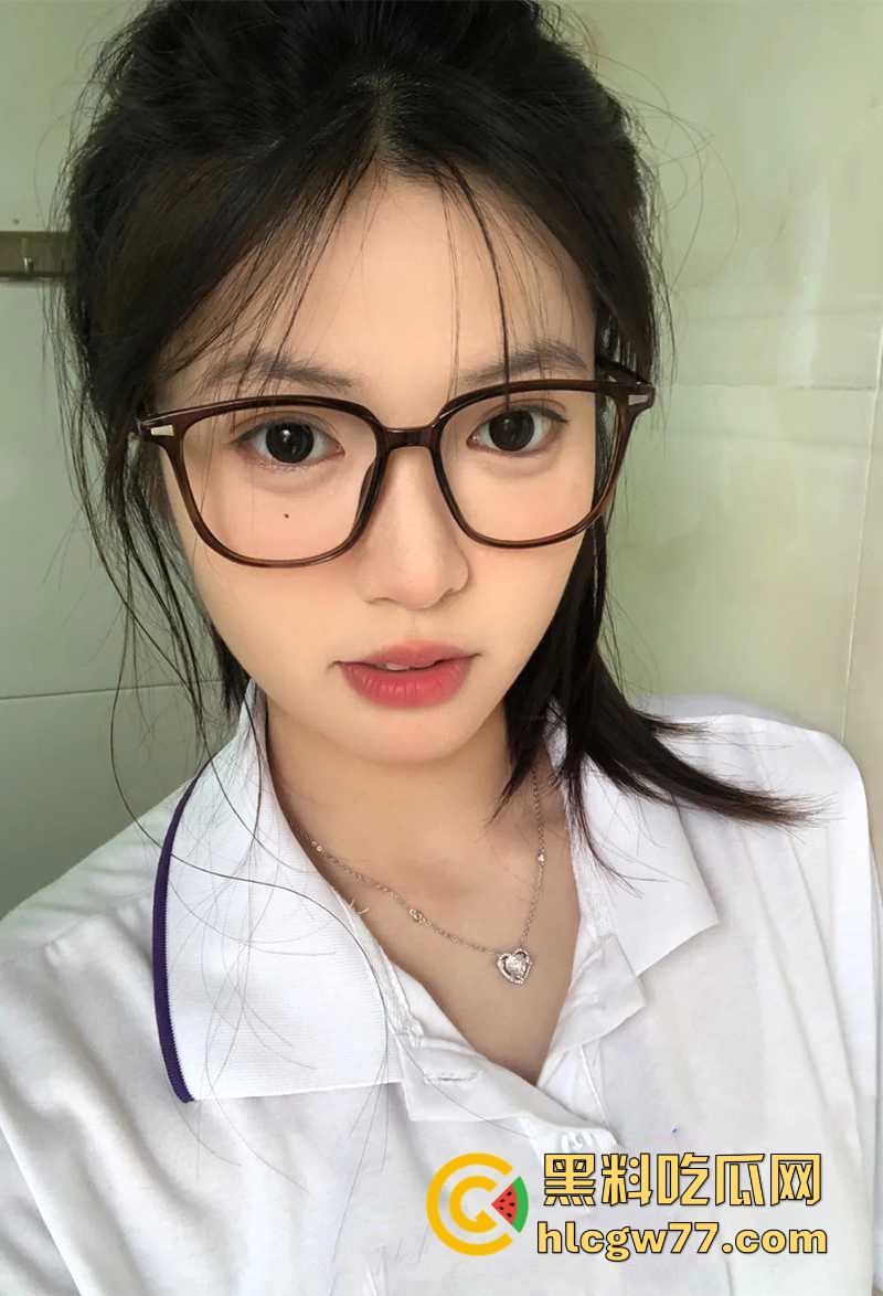 陕西榆林横山中学00后学生妹【林子苒】掰穴露奶 反差露脸情色小视频流出!-4