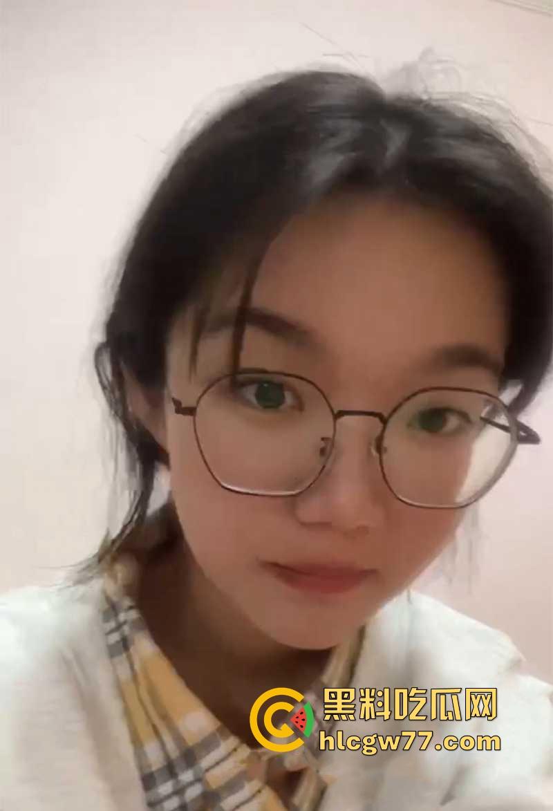 陕西榆林横山中学00后学生妹【林子苒】掰穴露奶 反差露脸情色小视频流出!-5