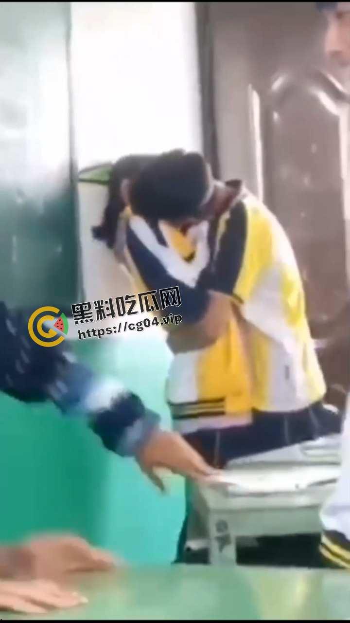 校园偷吃禁果合集 年轻人就是火气旺啊 随时随地都能来一发-1