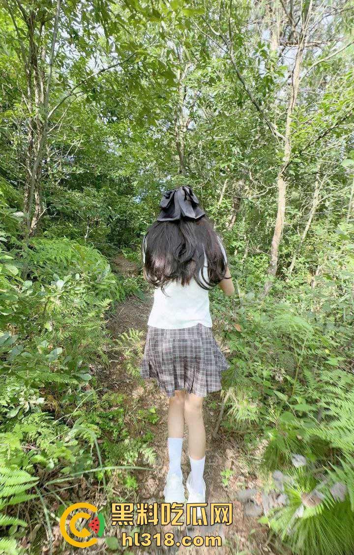 海角乱伦，户外露营跟女儿在小树林做爱，人来人往女儿紧张的要死，阴道却变得无比紧致！-1