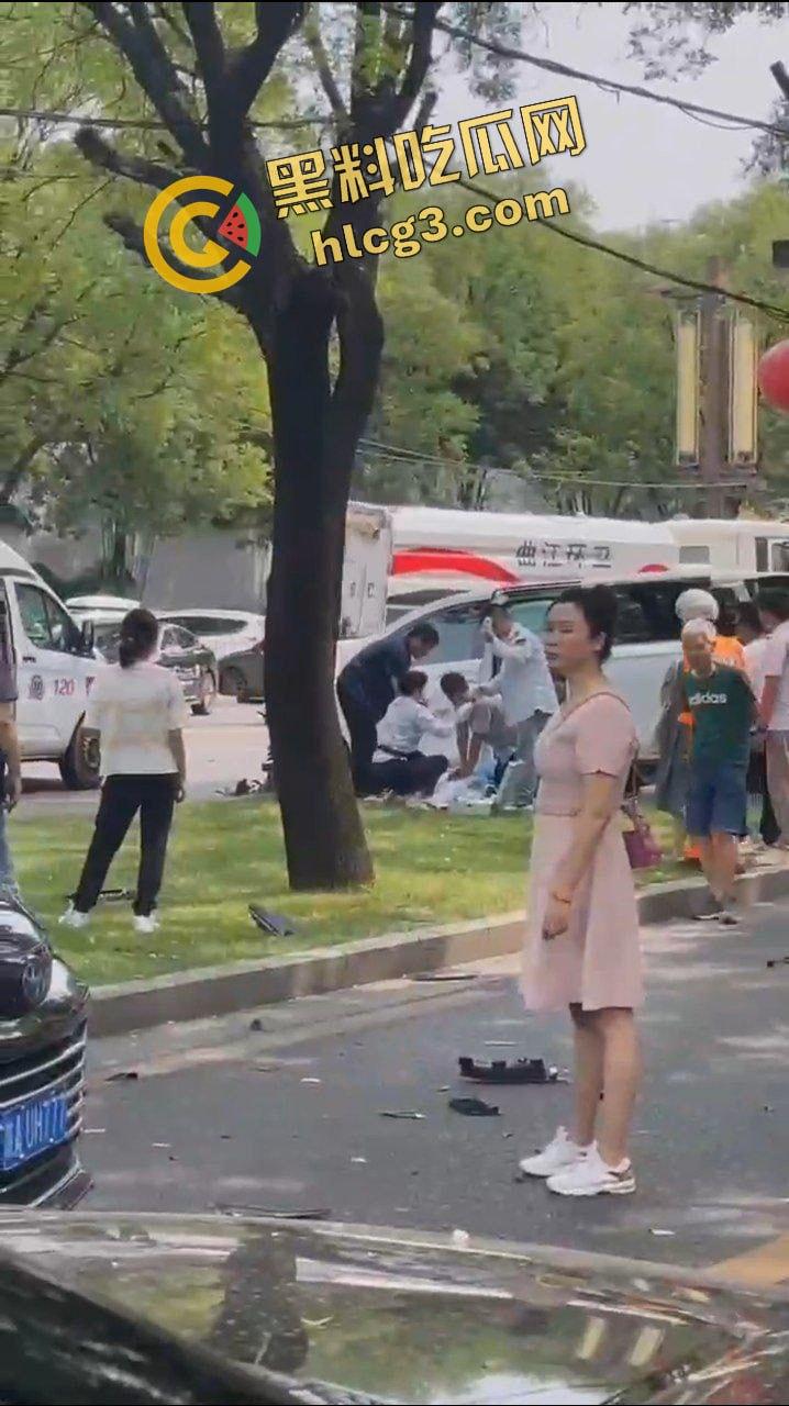 西安曲江 男司机突发疾病 车辆失控连撞多车 司机当场死亡 致4人受伤！-5