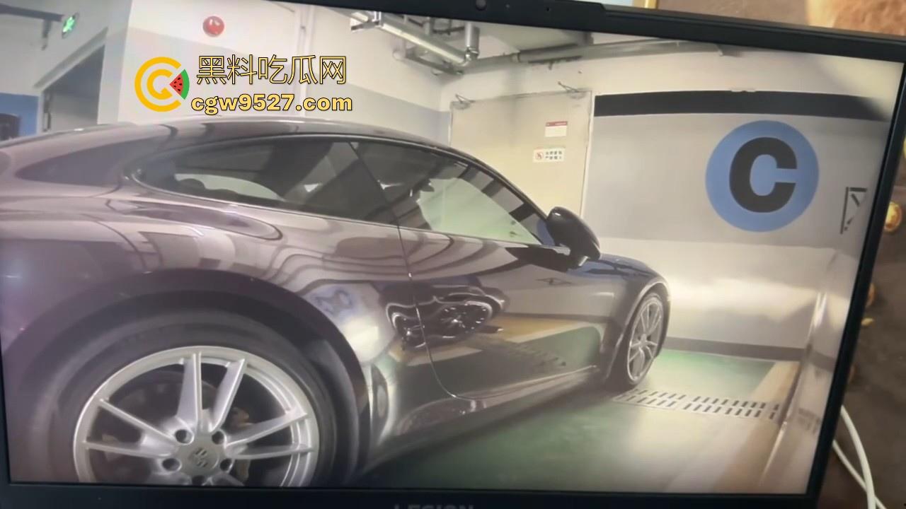 保时捷718车主地下停车场车震被偷拍，有钱人就是好呀，长的不太行但上的女的身材颜值都很好，羡慕！-4