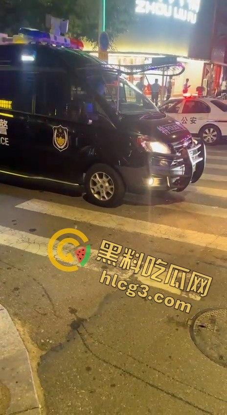 山东青岛周六福金店惊险抢劫案！十分钟内特警到场，这年头还有人敢动金店？-6