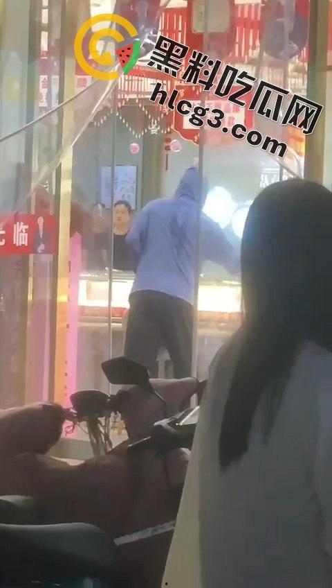 山东青岛周六福金店惊险抢劫案！十分钟内特警到场，这年头还有人敢动金店？-10