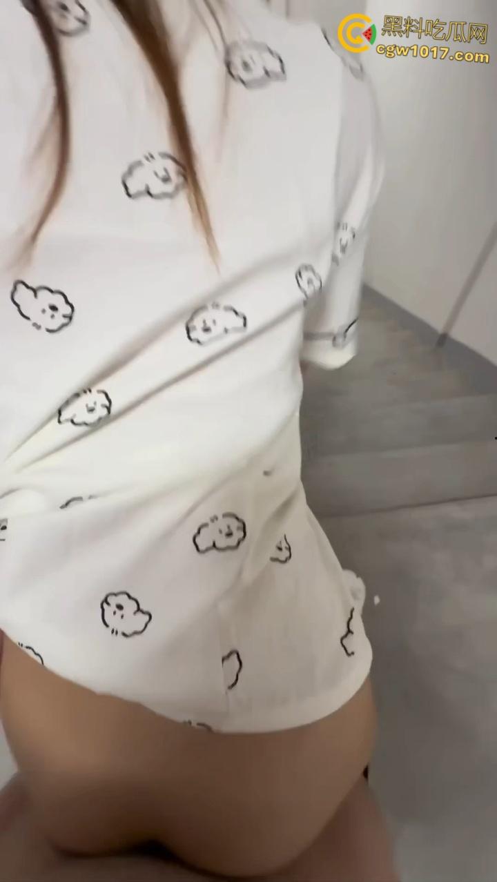 广撒网总有上钩的，约炮蜜桃臀可爱学妹，穿着可爱睡衣和小熊内裤，被大神在酒店楼道狂操，小翘臀被猛猛撞击！-5