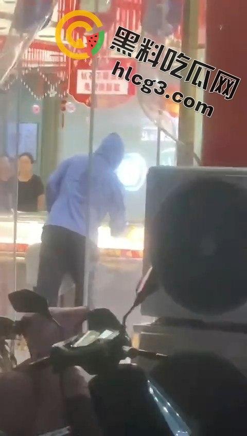 山东青岛周六福金店惊险抢劫案！十分钟内特警到场，这年头还有人敢动金店？-11