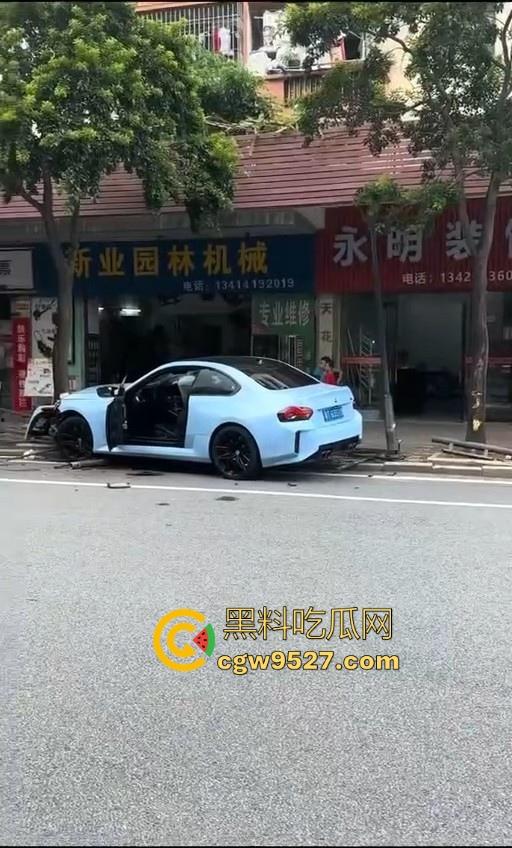 广东江门跑车与摩托车之间的故事，狂踩油门，拉爆排气管，结果装逼失败，开慢一点总归没错的，安全第一！-3