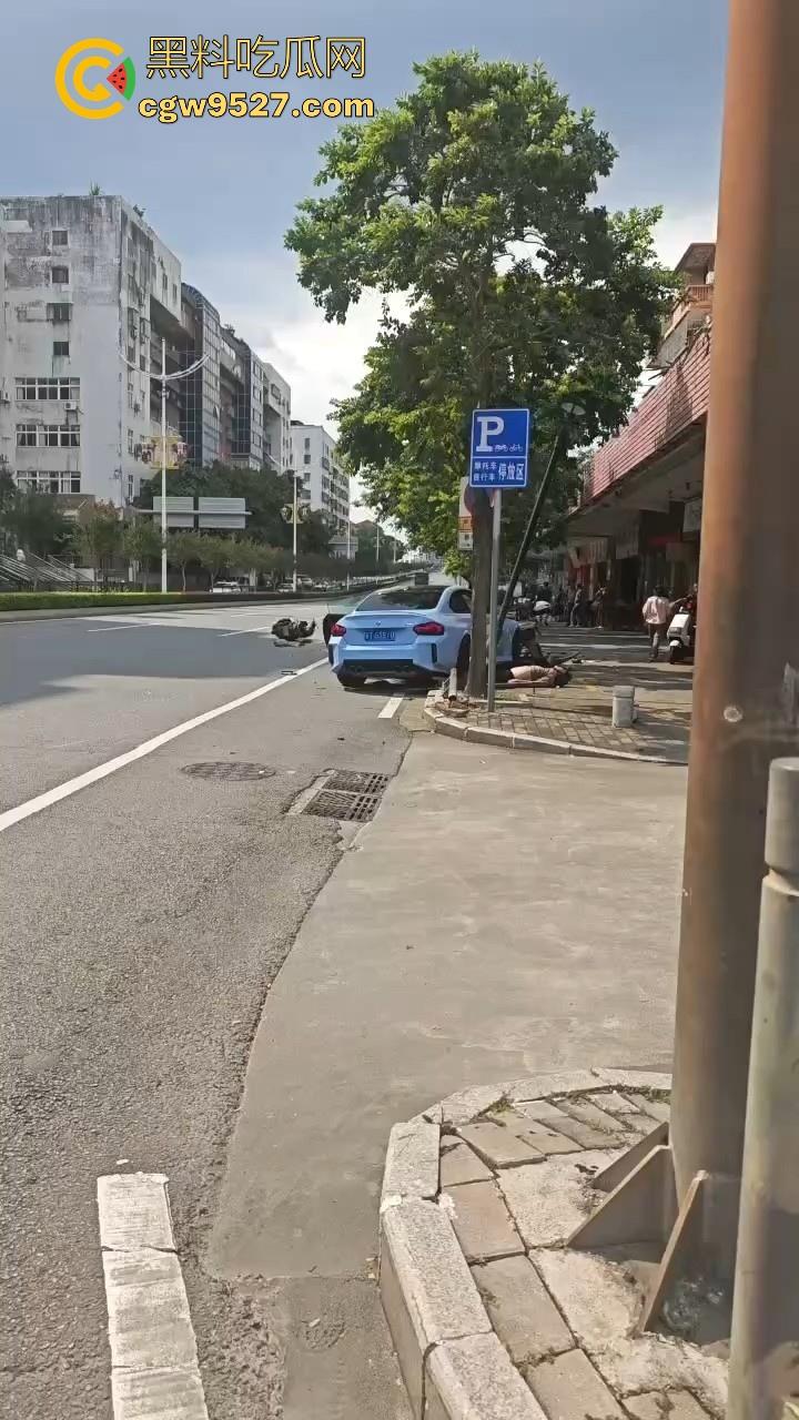 广东江门跑车与摩托车之间的故事，狂踩油门，拉爆排气管，结果装逼失败，开慢一点总归没错的，安全第一！-5