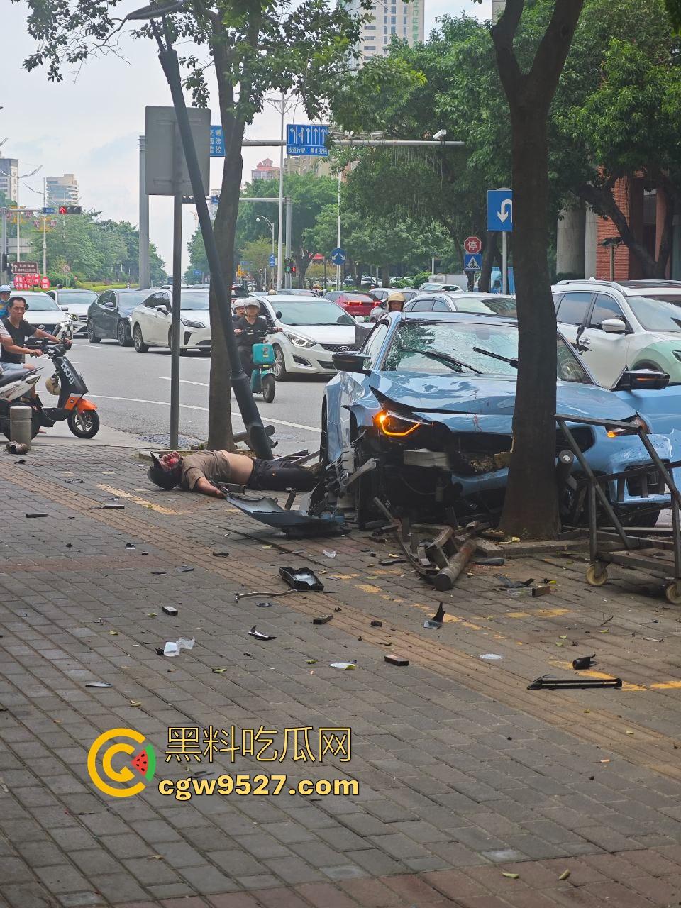 广东江门跑车与摩托车之间的故事，狂踩油门，拉爆排气管，结果装逼失败，开慢一点总归没错的，安全第一！-8