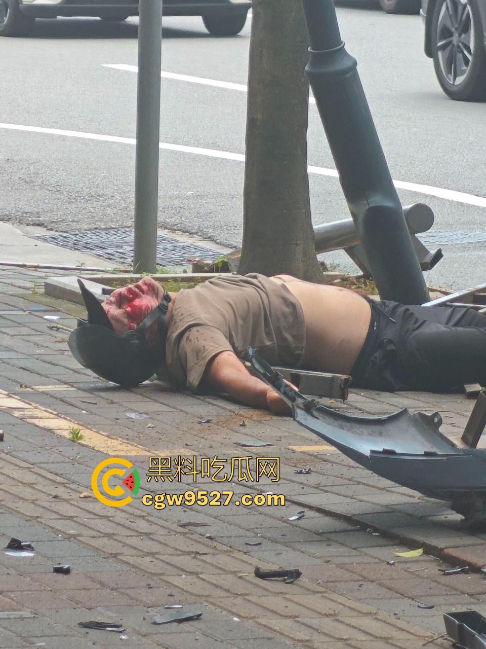 广东江门跑车与摩托车之间的故事，狂踩油门，拉爆排气管，结果装逼失败，开慢一点总归没错的，安全第一！-9