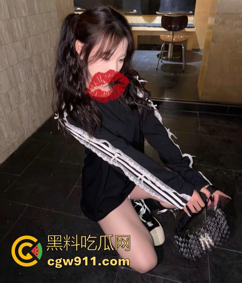 杭州清纯少女【徐琳】与男友做爱视频曝光，情趣内衣黑丝美腿诱人心魄，69互舔后入猛操精液射满翘臀！-4