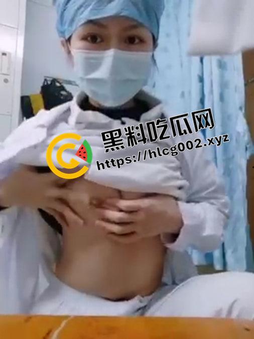 反差骚护士！更衣室内露出巨乳骚逼  差点被护士长发现 白色大褂下的骚穴淫水四射 绝对反差-7