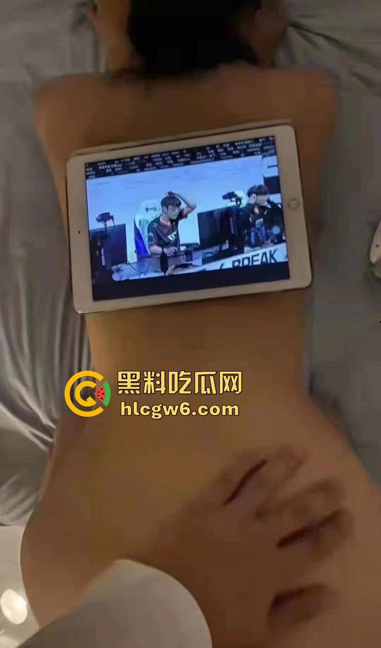 常州大胸妹『孙一帆』EDG死忠粉， 奶子写口号边看比赛边挨草吃鸡，分手后接盘哥千万别浪费这极品奶！-4