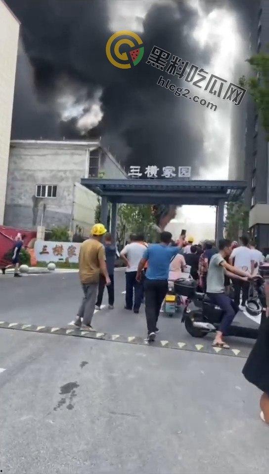 浙江宁波奉化工厂突发大火！不到五分钟车间化作火海，工人全力扑救无果-1